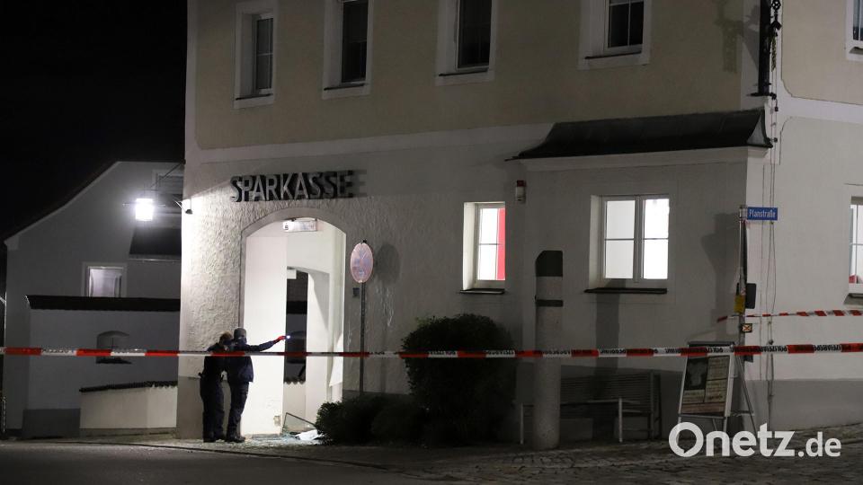 Unbekannte haben einen Geldautomaten der Sparkasse in Luhe gesprengt. Polizei und Feuerwehr sind am Tatort Bild: za