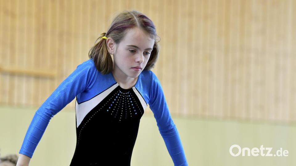 Eva Marie Merkl vom TV Sulzbach-Rosenberg am Reck. Bild: Hubert Ziegler