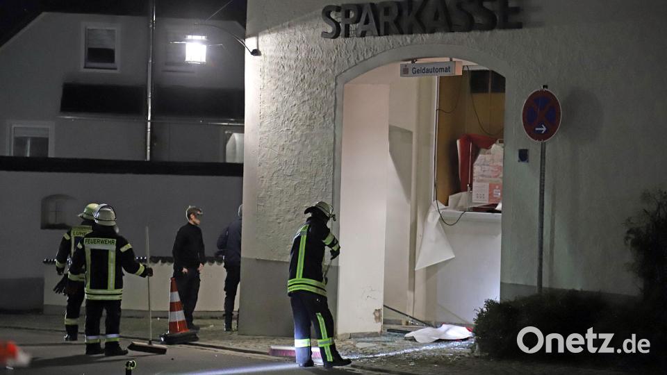 Unbekannte haben einen Geldautomaten der Sparkasse in Luhe gesprengt. Polizei und Feuerwehr sind am Tatort Bild: za
