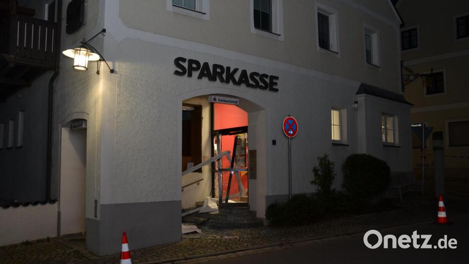 Unbekannte haben einen Geldautomaten der Sparkasse in Luhe gesprengt. Polizei und Feuerwehr sind am Tatort Bild: dob