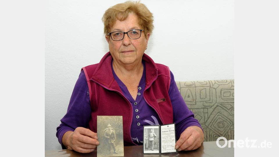 Anni Auer (71) mit dem Sterbebild von Johann (Hans) Spieß und dessen Foto auf der Rückseite einer Postkarte. Johann Spieß (Jahrgang 1896) war der Bruder des Vaters von Anni Auer, der 1909 geboren wurde. Bild: Stephan Huber