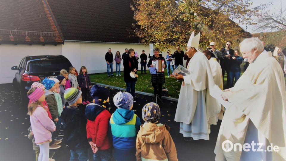 Der Kindergarten überrascht Bischof Beatus mit einem Lied auf Suaheli. Bild: gz