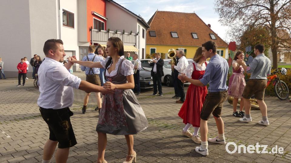 Zum Auftakt tanzen die Kirwaleit auf dem Marktplatz. Bild: rn