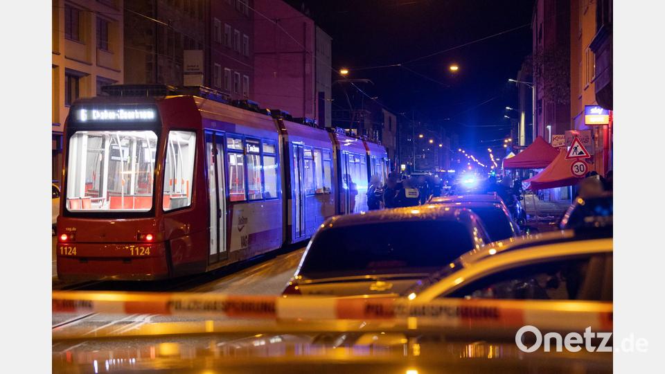 Ein Absperrband der Polizei hängt vor einem Tatort, nachdem hier Schüsse gefallen waren. Bild: Daniel Karmann