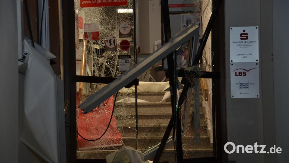 Unbekannte haben einen Geldautomaten der Sparkasse in Luhe gesprengt. Polizei und Feuerwehr sind am Tatort Bild: dob