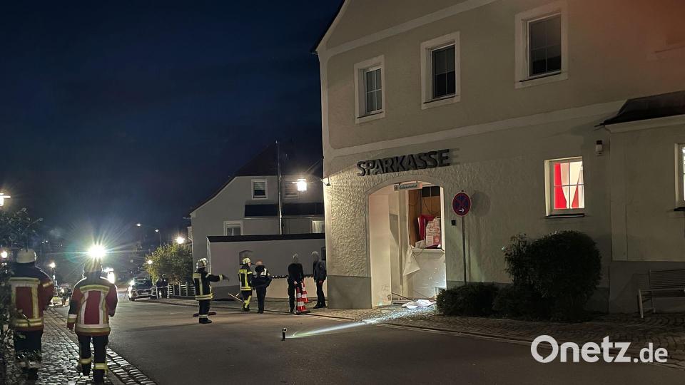 Unbekannte haben einen Geldautomaten der Sparkasse in Luhe gesprengt. Polizei und Feuerwehr sind am Tatort Bild: za