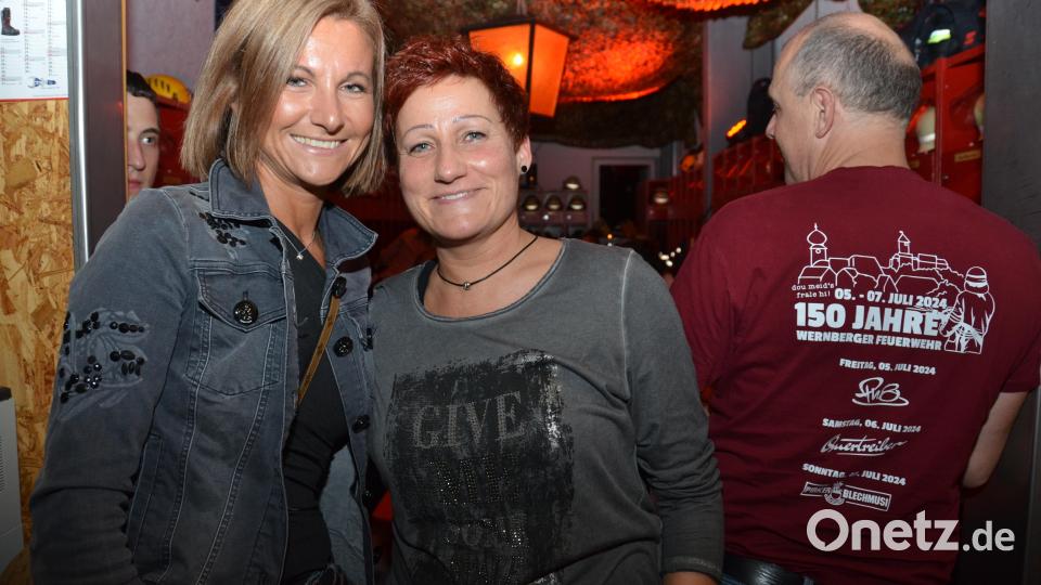 Dieses Weinfest gefiel den Gästen, wie man unschwer erkennen kann. Zudem wurde gleich Werbung für anstehende Feuerwehrjubiläen gemacht. Bild: dob