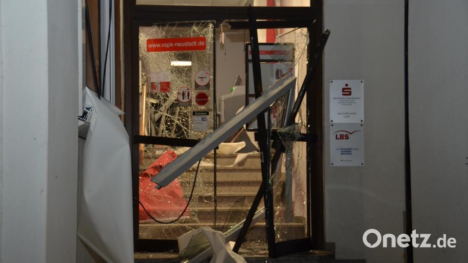 Unbekannte haben einen Geldautomaten der Sparkasse in Luhe gesprengt. Polizei und Feuerwehr sind am Tatort Bild: dob