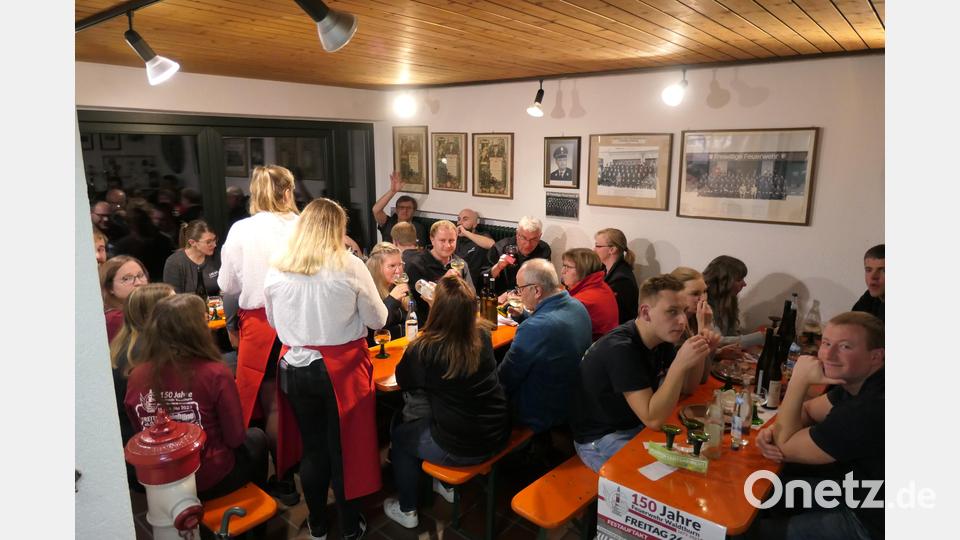 Im Eingangsbereich waren vor allem die Waldthurner Feuerwehrkameraden vertreten, die für ihr 150-jähriges Jubelfest im nächsten Jahr warben. Bild: dob