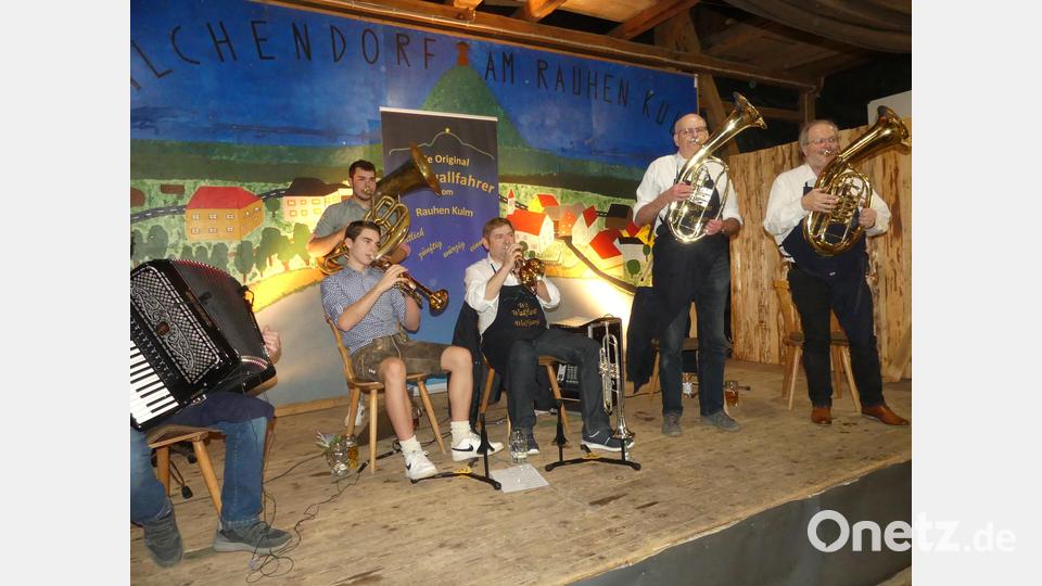 Die Hausband spielt zünftig auf: die &quot;Weinwallfahrer&quot; von Neustadt am Kulm. Bild: rn