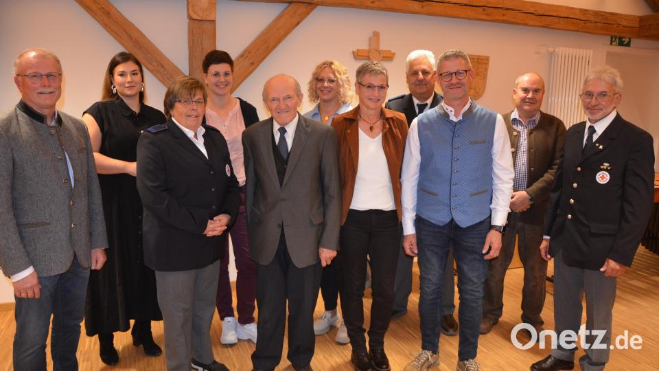 Ehrenamtliches Engagement würdigte Bürgermeister Max Bindl bei einem Ehrenabend der Marktgemeinde. Im Bild (von links) Max Bindl, Magdalena Schulz, Hermine Schaumberger, Johanna Wenisch, Josef Scharf, Melanie Wenisch, Barbara Wenisch, Peter Hofmann, Uwe Rosner, Bruno Rosner und Bruno Kraus. Bild: jr