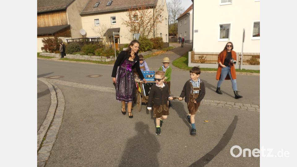 Auch die Kleinsten haben sich schick gemacht für die Kirwa. Bild: rn