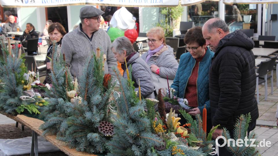 Allerheiligen naht, schnell noch ein Grabgestecke mit nach Hause nehmen. Bild: kro