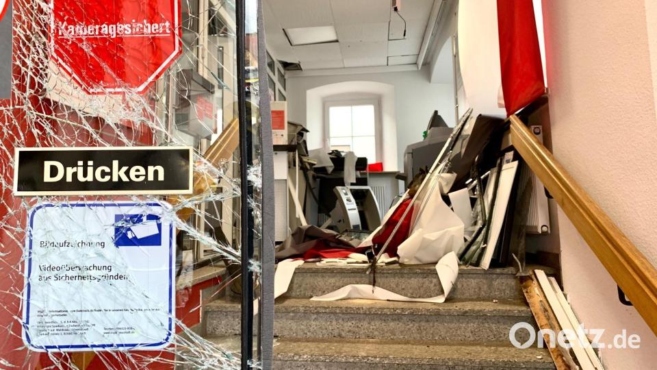 Unbekannte haben einen Geldautomaten der Sparkasse in Luhe gesprengt. Bild: Gabi Schönberger