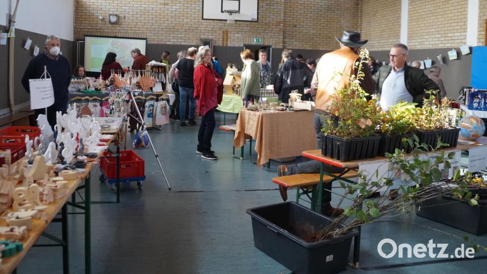 Der Markt in der Turnhalle präsentiert selbsthergestellte und regionale Produkte. Bild: wel