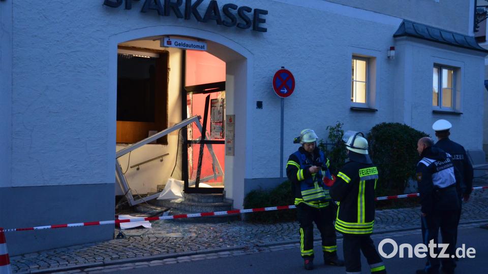 Unbekannte haben einen Geldautomaten der Sparkasse in Luhe gesprengt. Polizei und Feuerwehr sind am Tatort Bild: dob