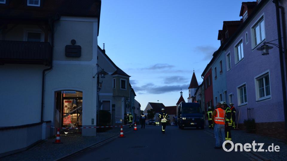 Unbekannte haben einen Geldautomaten der Sparkasse in Luhe gesprengt. Polizei und Feuerwehr sind am Tatort Bild: dob