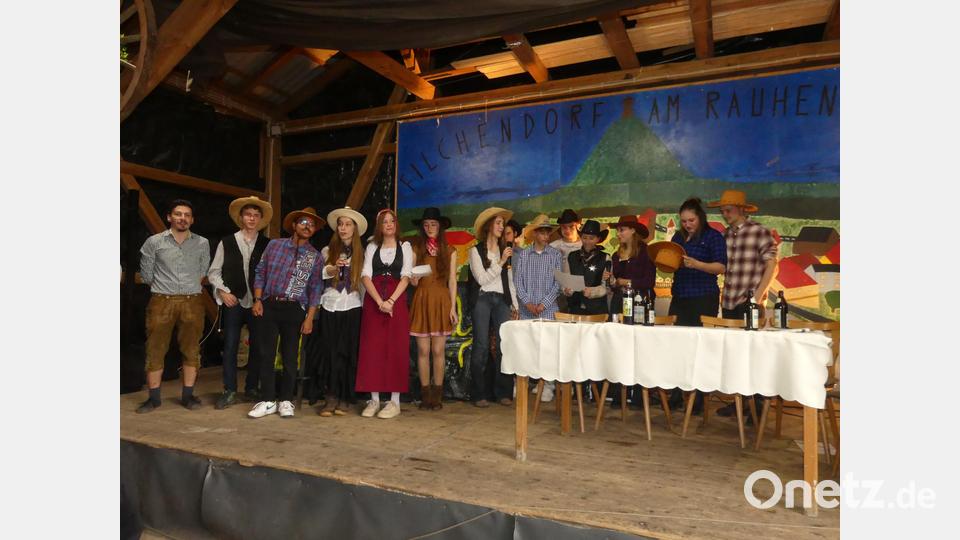 Gesamte Theater-Gruppe, sie boten Lach- und Sachgeschichten aus dem Dorfleben Bild: rn