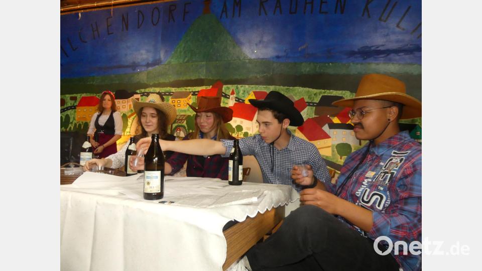 Die Spielgruppe nahm manche Begebenheit im Dorfs aufs Korn. Bild: rn