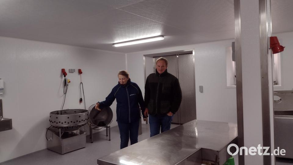 Nadine und Florian Weiß zeigten den FRauen ihr neues Schlachthaus. Bild: mma