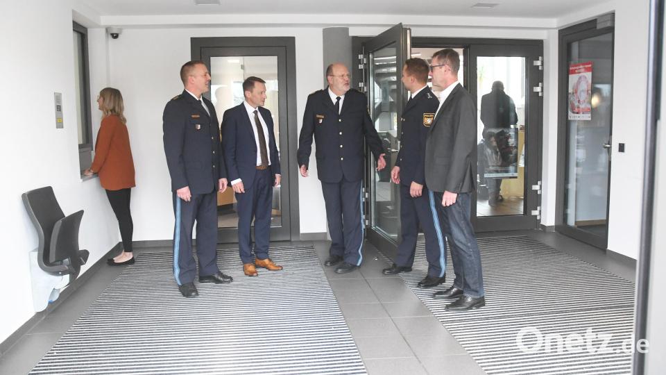 Im Eingangsbereich der Polizeiinspektion Weiden kommt man links zur Wache, rechts zu den Arbeitsräumen der Beamten. Bild: Gabi Schönberger