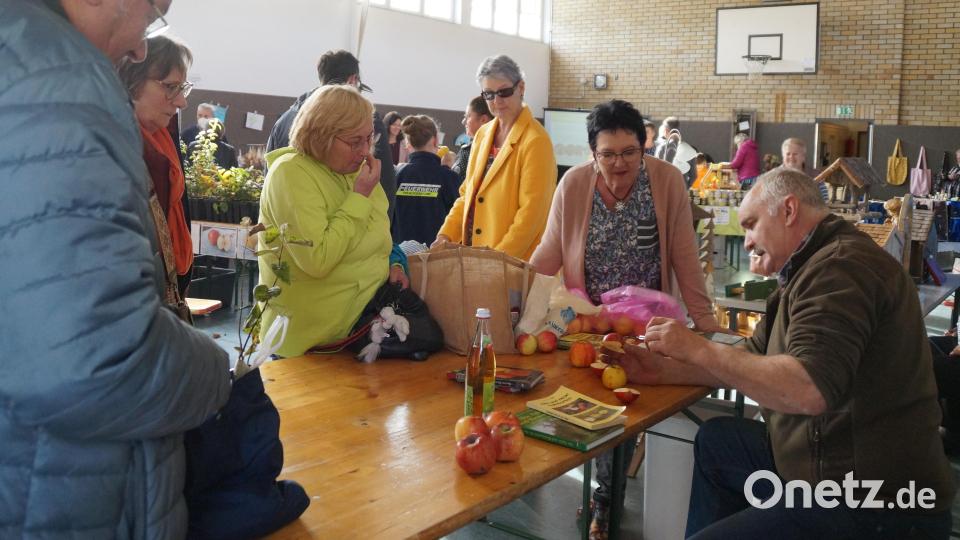 Pomologe Tino Gmach ist ständig umringt und bestimmt die mitgebrachten Apfelsorten. Bild: wel