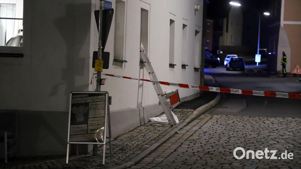 Unbekannte haben einen Geldautomaten der Sparkasse in Luhe gesprengt. Polizei und Feuerwehr sind am Tatort Bild: za