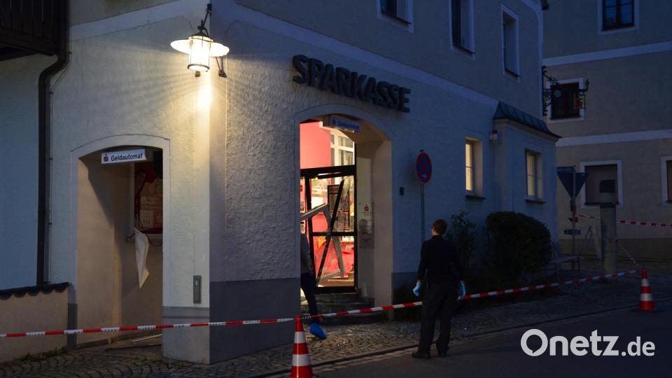 Unbekannte haben einen Geldautomaten der Sparkasse in Luhe gesprengt. Polizei und Feuerwehr sind am Tatort Bild: dob