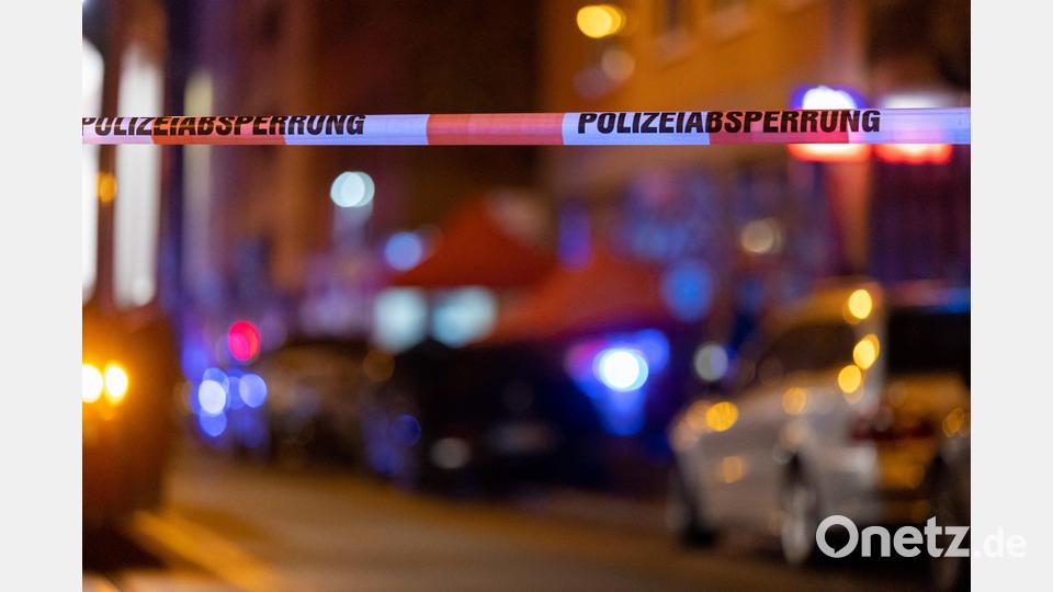 Ein Absperrband der Polizei hängt vor dem Tatort einer Schießerei. Bei Schüssen in der Nürnberger Südstadt ist am Abend ein Mann ums Leben gekommen, ein weiterer wurde schwer verletzt. Bild: Daniel Karmann