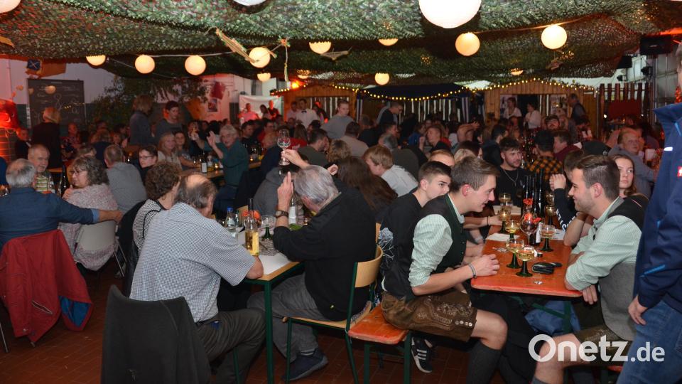 Mit so einem Ansturm hatte bei der Feuerwehr Vohenstrauß niemand gerechnet. Das Weinfest platzte quasi aus allen Nähten. Bild: dob