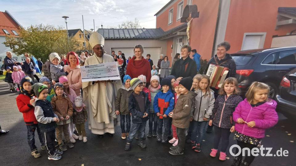 Der Elternbeirat und Kindergarten überraschten Bischof Beatus mit einer Spende. Bild: gz