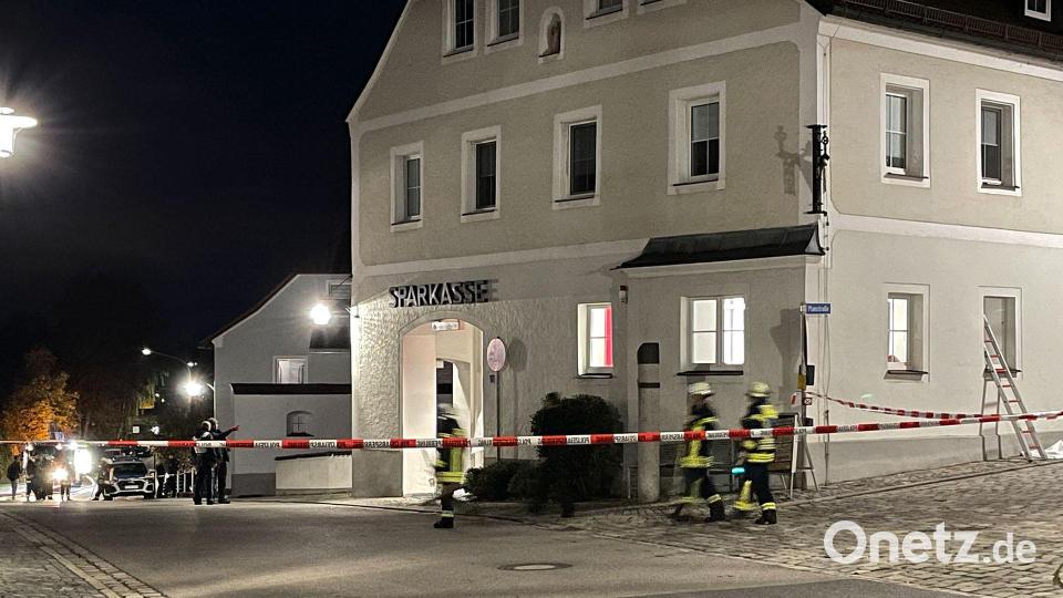 Unbekannte haben einen Geldautomaten der Sparkasse in Luhe gesprengt. Polizei und Feuerwehr sind am Tatort Bild: za