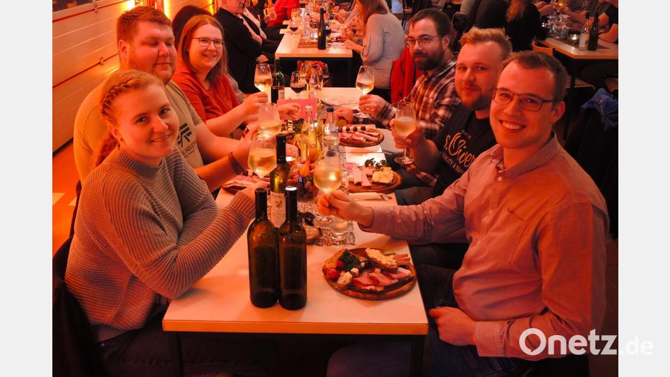 Aus allen Himmelsrichtungen kamen die Besucher zum Weinfest der Vohenstraußer Feuerwehr. Stark vertreten waren auch die Musiker der Jugendkapelle Roggenstein. Bild: dob