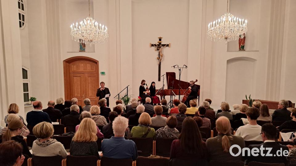 Über viele Gäste freute sich Vorsitzender Andreas Sagstetter zu Beginn des Jubiläumskonzerts &quot;75 Jahre Waldsassener Kammermusikkreis&quot; im Festsaal von Schloss Fockenfeld. Bild: Johannes Röttges/exb