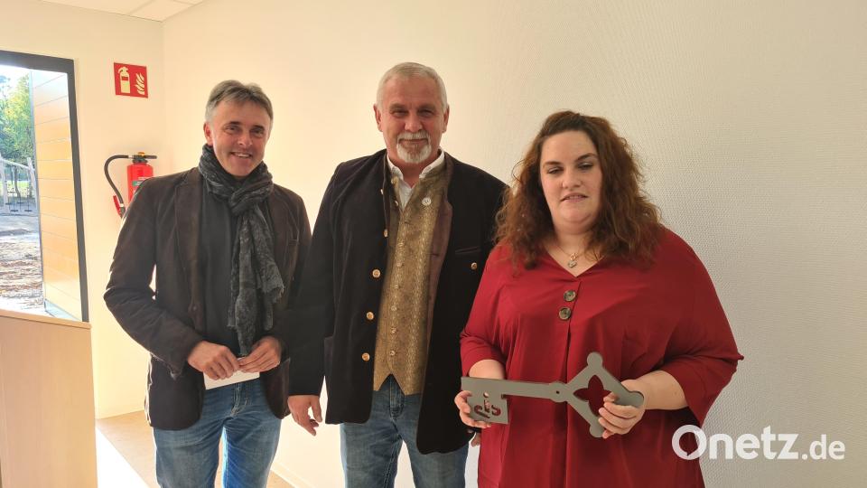 Kindergartenleiterin Stephanie Busch nahm den Schlüssel von Architekt Christian Schönberger (links) entgegen. Bürgermeister Ludwig Biller hat den Beginn der Kinderbetreuung in den neuen Räumen lange herbeigesehnt. Bild: gmü