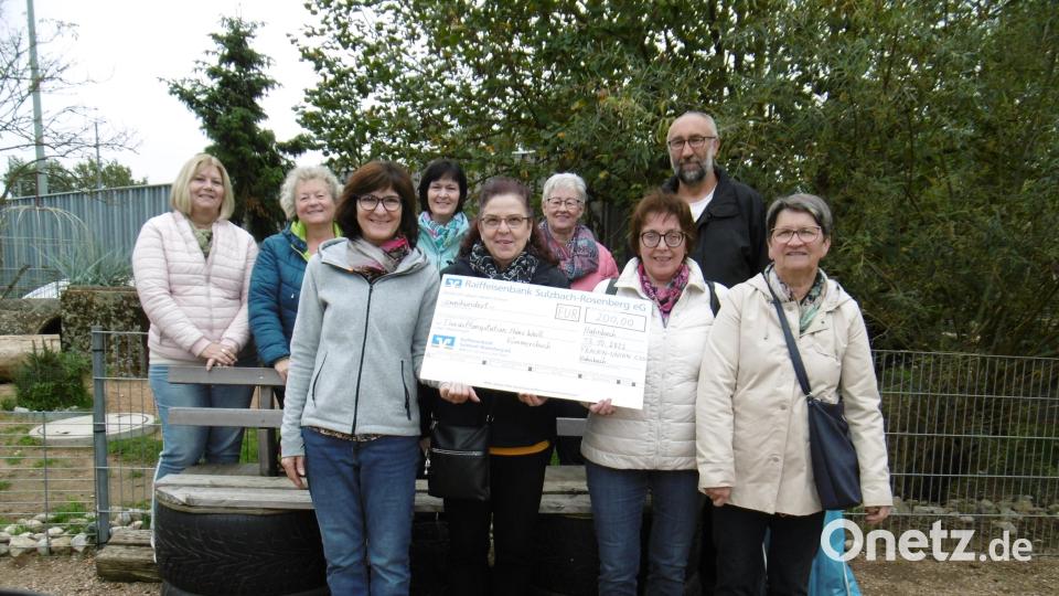 Die Frauen-Union Hahnbach beschenkt Hans Weiß mit 200 Euro für die Tierfütterung. Bild: mma