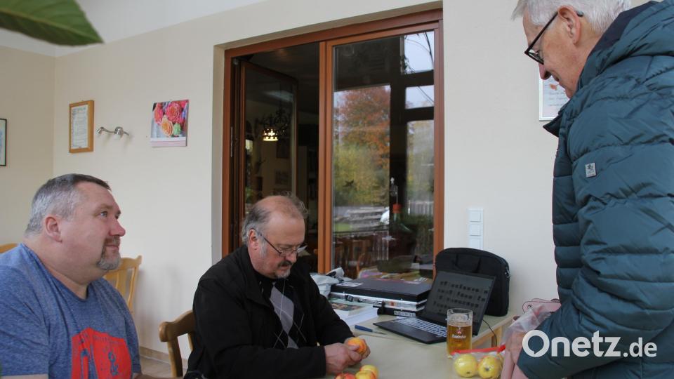 Der Pomologe Jürgen Pompe (Mitte) mit Unterstützung des stellvertretenden Vorsitzenden des Schnaittenbacher Obst- und Gartenbauvereins Bernhard Kraus (l.) nahmen sich einen ganzen Tag für die Obstbaumbesitzer Zeit, um deren mitgebrachten Äpfel und Birnen zu bestimmen. Bild: ads
