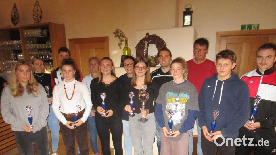 Für ihre Erfolge bei überregionalen Meisterschaften ehrte der TSC (von links) Hanna Hirsche, Carina Bönisch, Kilian Züllich, Anna Schwöd, Antje Mickisch, Viktoria Bogner, Vorsitzende Barbara Legat-Kasel, Kathrin Bachmeier, sportlicher Leiter Lukas Bachmeier, Marlene Züllich, Hubert Brech, Leonhard Fütterer und Fynn Legat. Bild: rbg