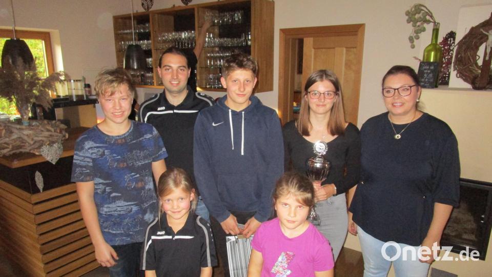 Nach der traditionellen Herbstwanderung ehrten TSC-Vorsitzende Barbara Legat-Kasel (rechts) und sportlicher Leiter Lukas Bachmeier (Zweiter von links) die trainingsfleißigsten der einzelnen Gruppen: Julian Beinrucker, Michaela Geiger, Leonhard Fütterer, Rosalie Zahner sowie Kathrin Bachmeier als vielseitigste Schwimmerin (von links). Bild: rbg