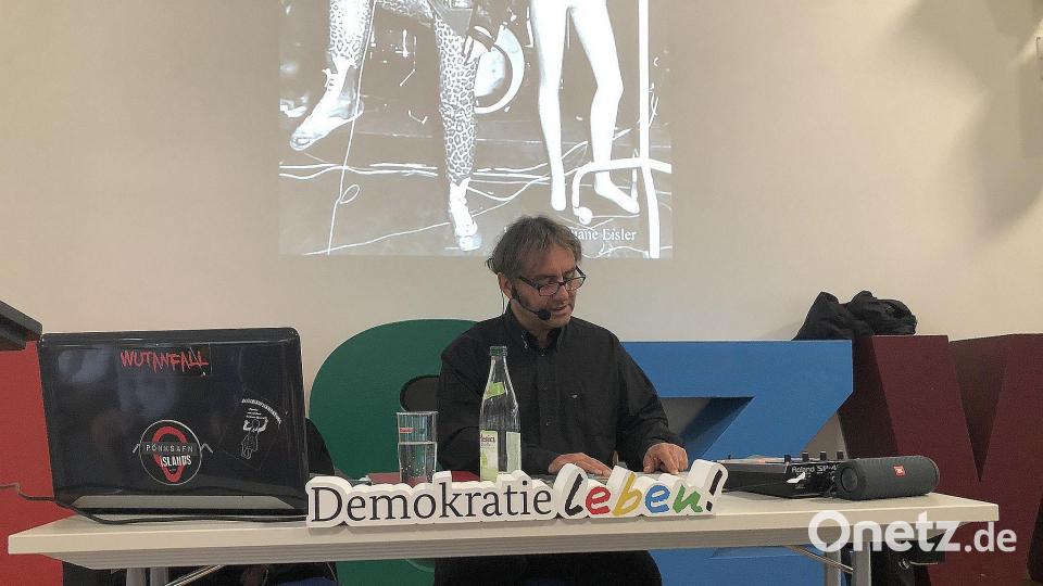 Autor und Ex-Punk Geralf Pochop war zu Gast in der Aula des BSZ Wiesau. Bild: wro