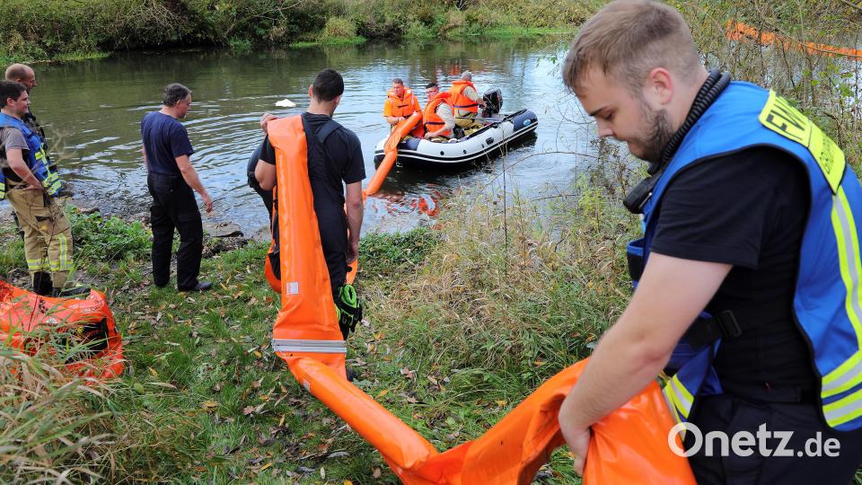 Auf Höhe der Kläranlage, errichteten Feuerwehrleute aus Theuern, Rieden, Vilshofen und Amberg zwei Ölsperren: Etwas weiter flussaufwärts war von der Autobahnbrücke bei Theuern aus Diesel in den Fluss gelangt. Bild: Wolfgang Steinbacher
