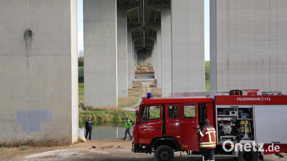 Von hier kam der Diesel in den Fluss: Die Pfeiler der Autobahnbrücke bei Theuern. Bild: Wolfgang Steinbacher