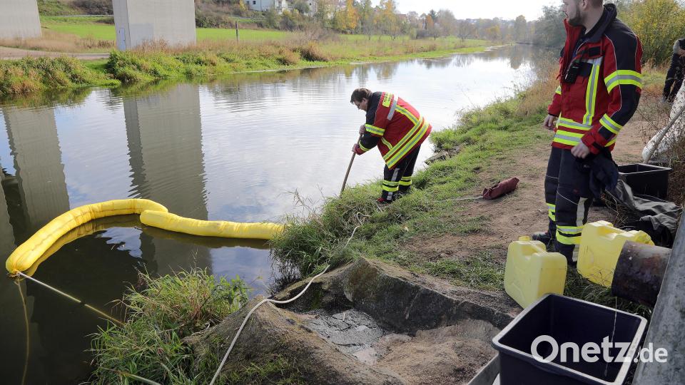 Die erste, kleinere Ölsperre legte die Feuerwehr unterhalb der Autobahnbrücke aus. Bild: Wolfgang Steinbacher