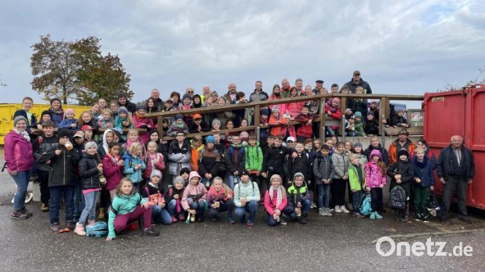 Eine Rama-dama-Aktion unternehmen Hahnbacher Schulkinder zusammen mit örtlichen Vereinen. Bild: mma
