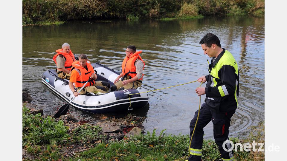 Kein ganz alltäglicher Anblick: Die Feuerwehr im Schlauchboot. Es wird gebraucht, um die Ölsperre quer über den Fluss zu spannen. Bild: Wolfgang Steinbacher