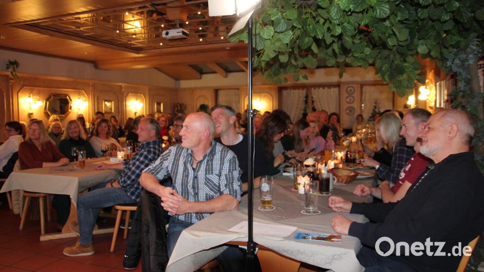Volles Haus beim &quot;Sammet&quot; in Kondrau., rechts Uli Sangl aus Bärnau. Bild: kro