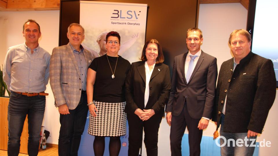 Neu gewählt wurde der BLSV-Kreisvorstand. Im Bild (von links) Werner Selch, Landrat Roland Grillmeier, Nicole Mickisch, Edith König, Kreisvorsitzender Andreas Malzer und Bezirksvorsitzender Hermann Müller. Bild: kro