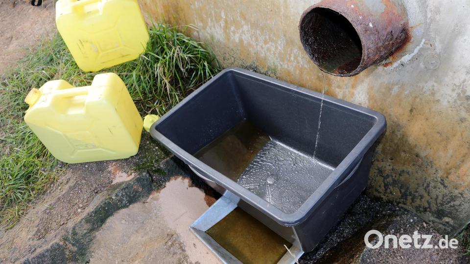 Aus einem rostigen Rohr am Fuß eines Autobahnbrückenpfeilers lief der Diesel in einem dünnen Rinnsal. Zu diesem Zeitpunkt nicht mehr in den Fluss, sondern in einen Auffangbehälter der Feuerwehr Theuern. Bild: Wolfgang Steinbacher