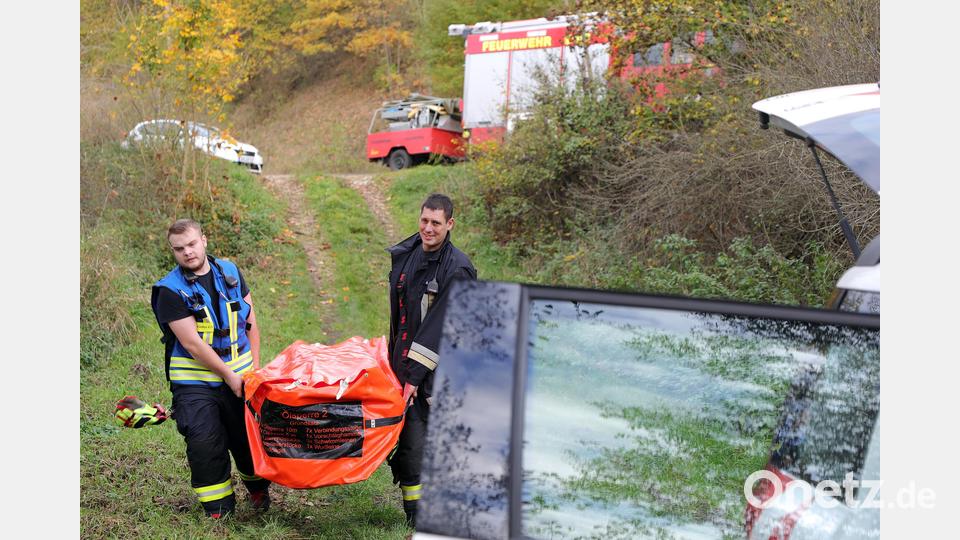 Hier wird eine zweite, große Ölsperre angeliefert: Die Amberger Feuerwehr unterstützte damit ihre Kollegen aus dem Landkreis. Bild: Wolfgang Steinbacher
