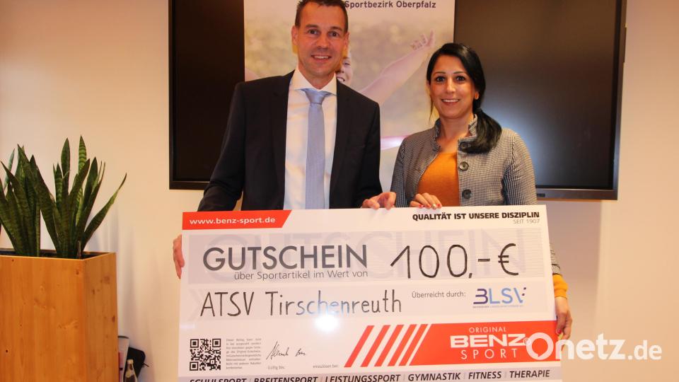 Einen Scheck über 100 Euro erhielt der ATSV Tirschenreuth. BLSV-Kreisvorsitzender Andreas Malzer überreichte diesen an ATSV-Geschäftsführerin Stefanie Zeus. Bild: kro
